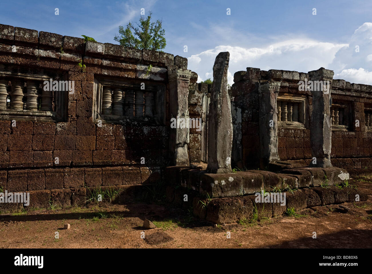 Die verwitterte Reste der roten Steinmauern und grauen Steinsäulen, die man das Dach des Prasat Pre Tempel, Kambodscha statt Stockfoto