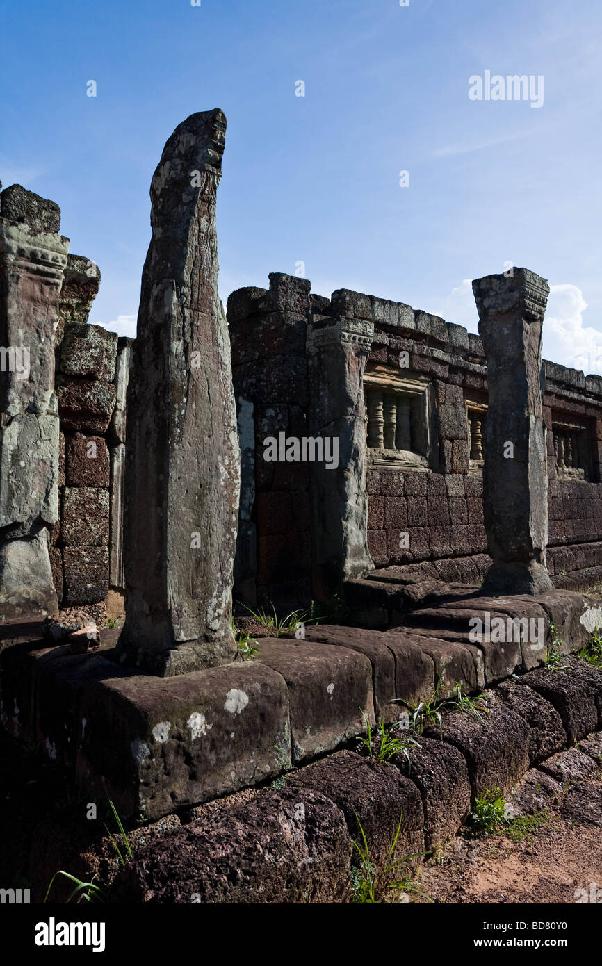 Die verwitterte Reste der grauen Steinsäulen, die man das Dach des Prasat Pre Tempel, Kambodscha statt Stockfoto