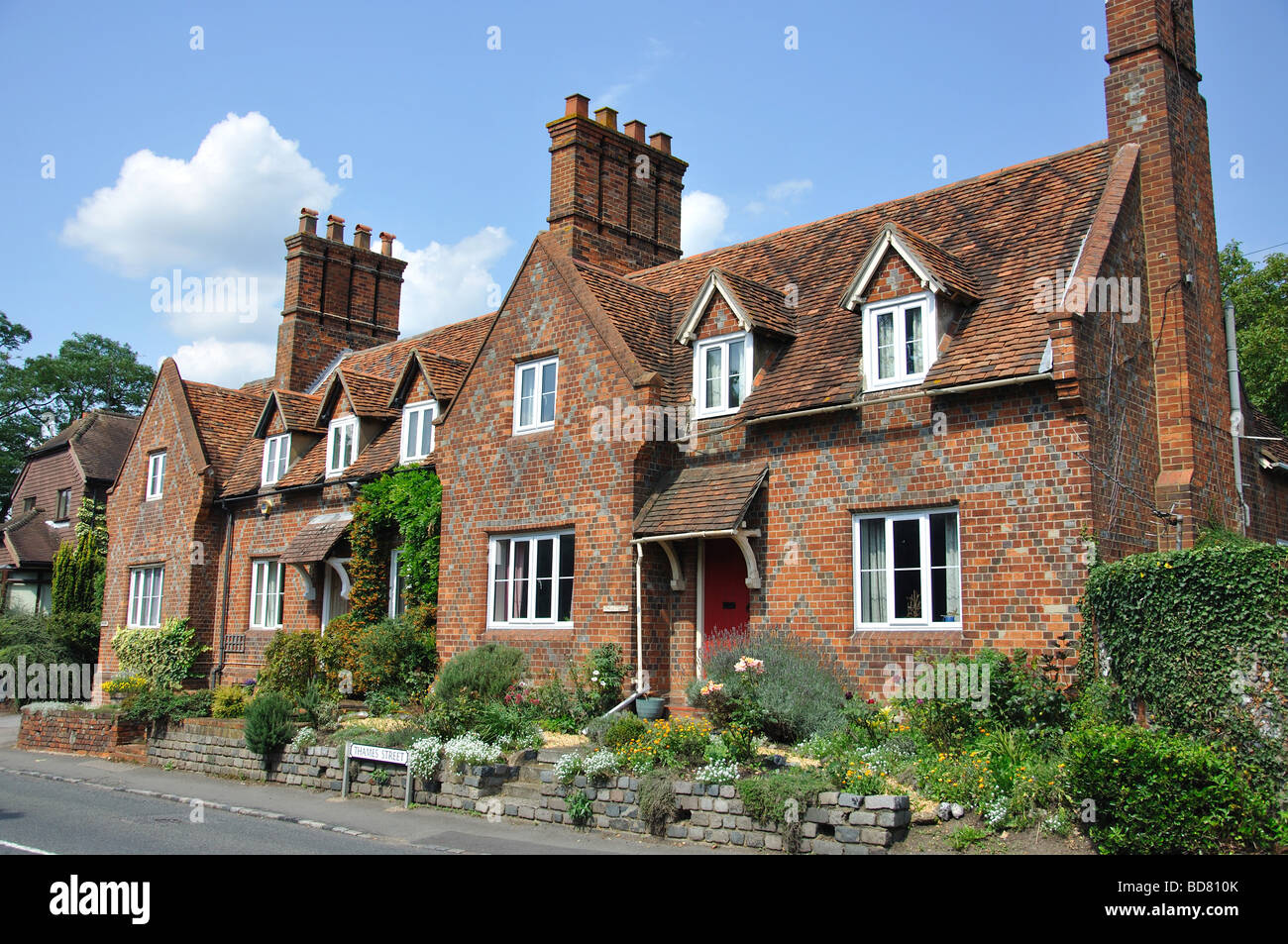 Traditionelle Backsteinhäuser, Thames Street, Sonning, Berkshire, England, Vereinigtes Königreich Stockfoto