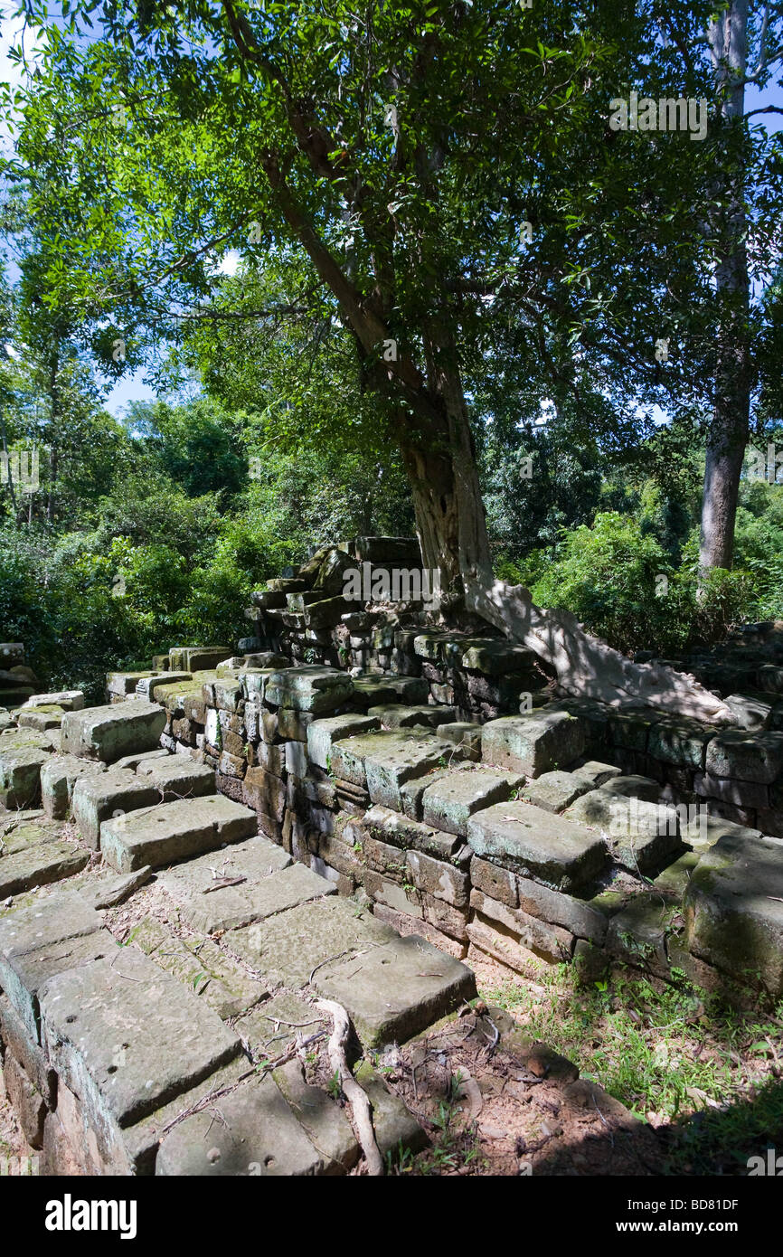 Die Reste einer Khmer-Brücke auf der Straße in der Nähe von Spean Thma, Angkor, Kambodscha Stockfoto