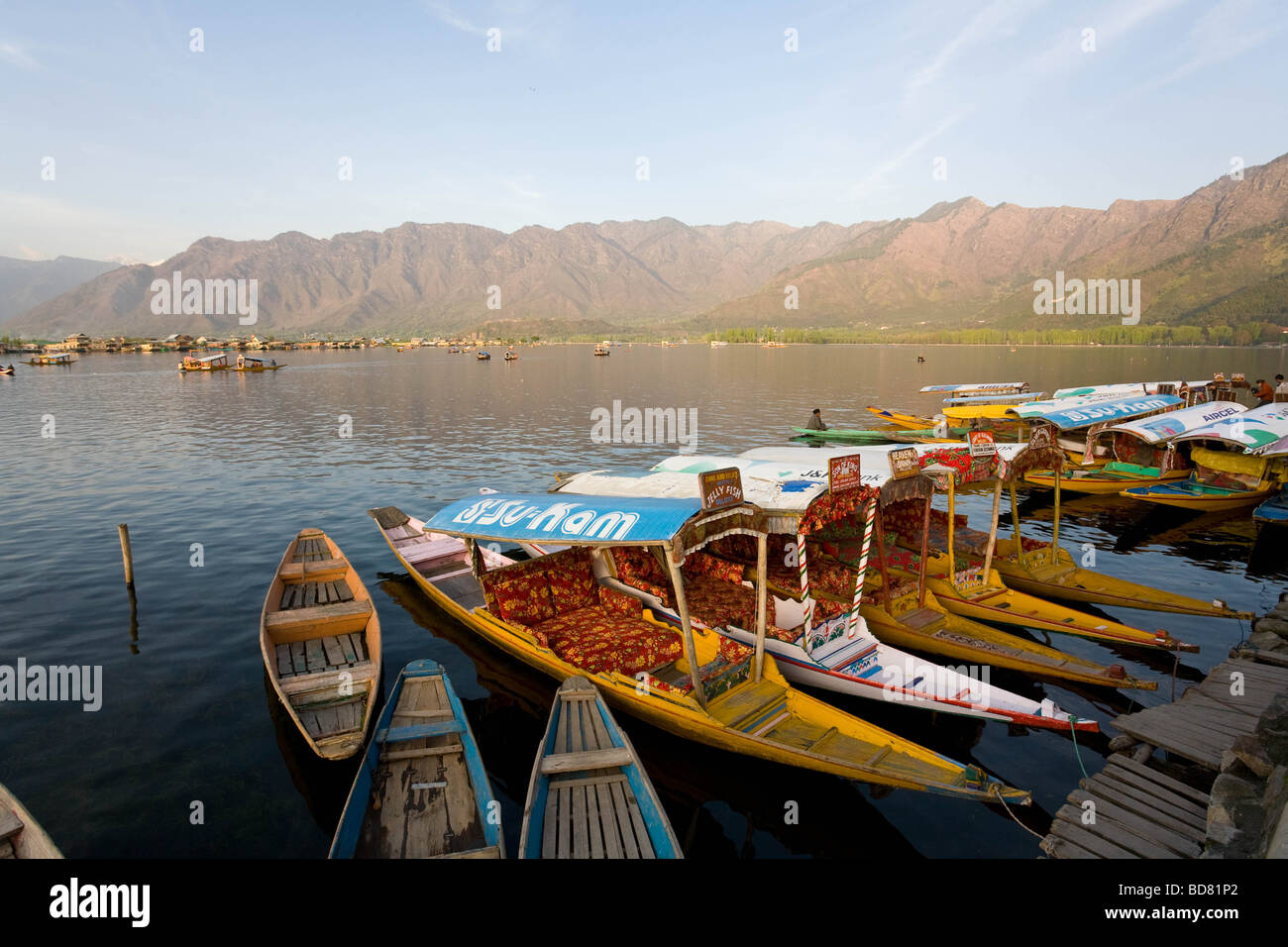 Wassertaxis auf Dal Lake Srinagar Stockfoto