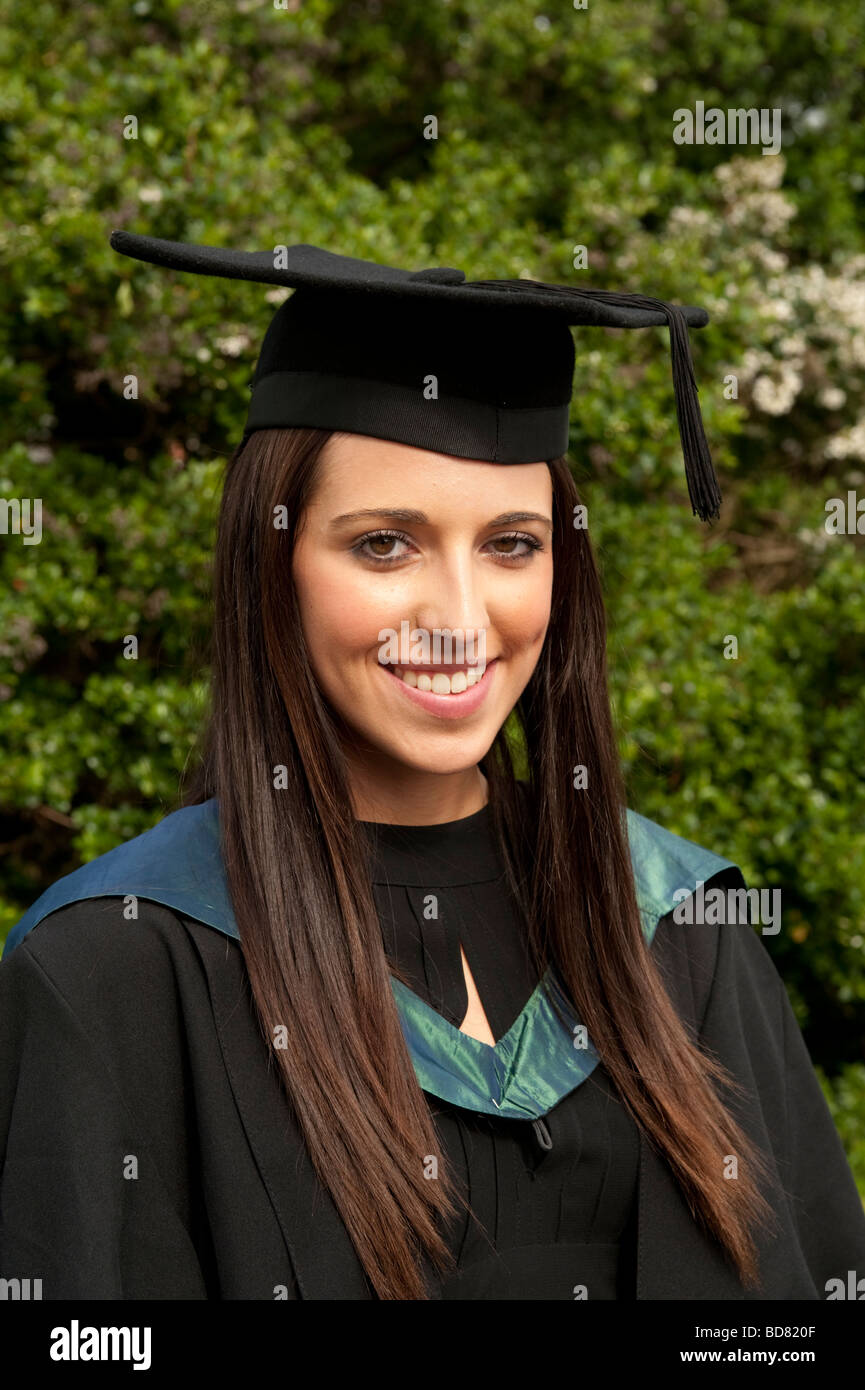 Eine Studentin an der Aberystwyth University tragen traditionelle Fakultätsrates Kleid und Mörtel auf Graduation Day Wales UK Stockfoto