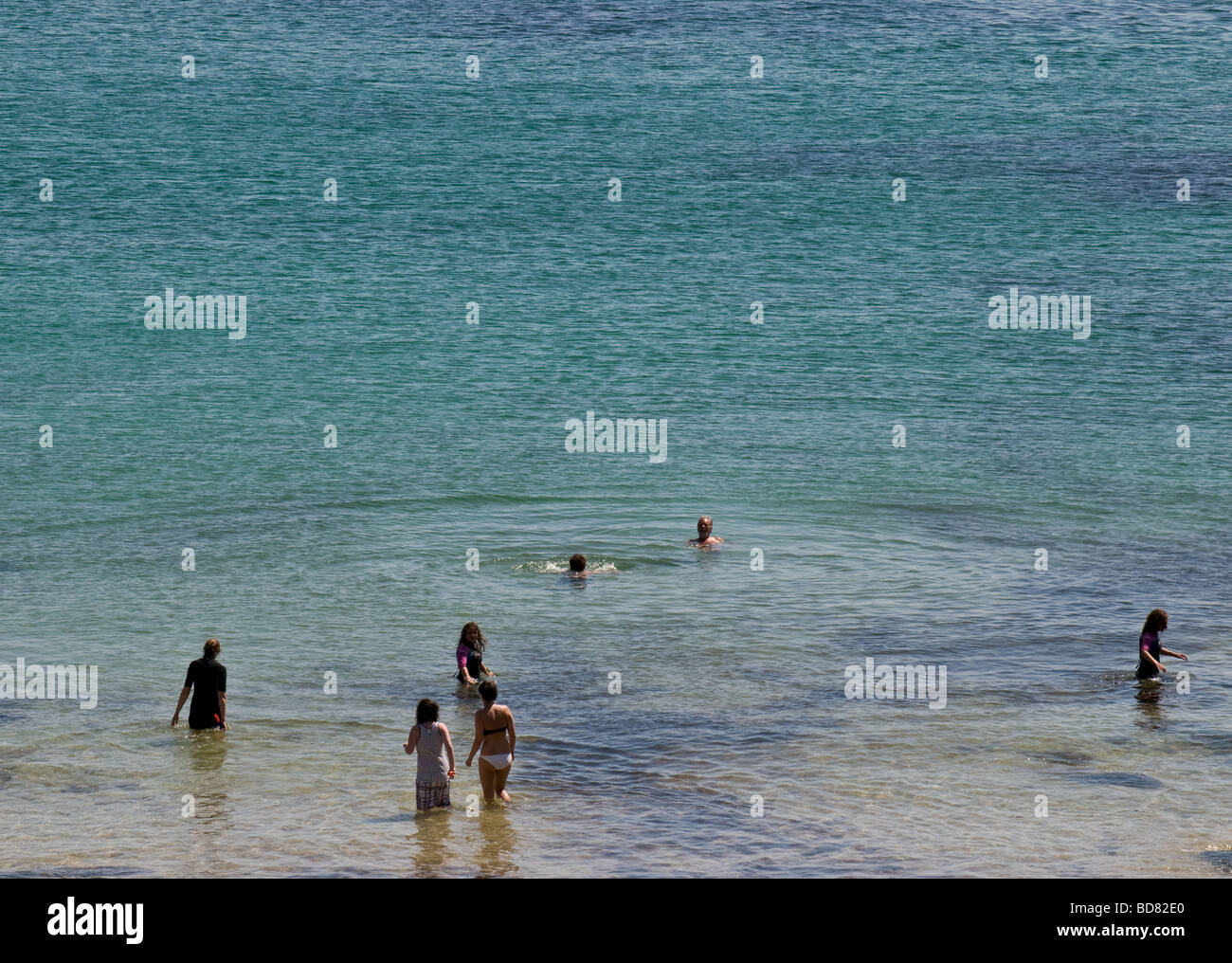Menschen im Meer am Porthgwarra in Cornwall. Stockfoto