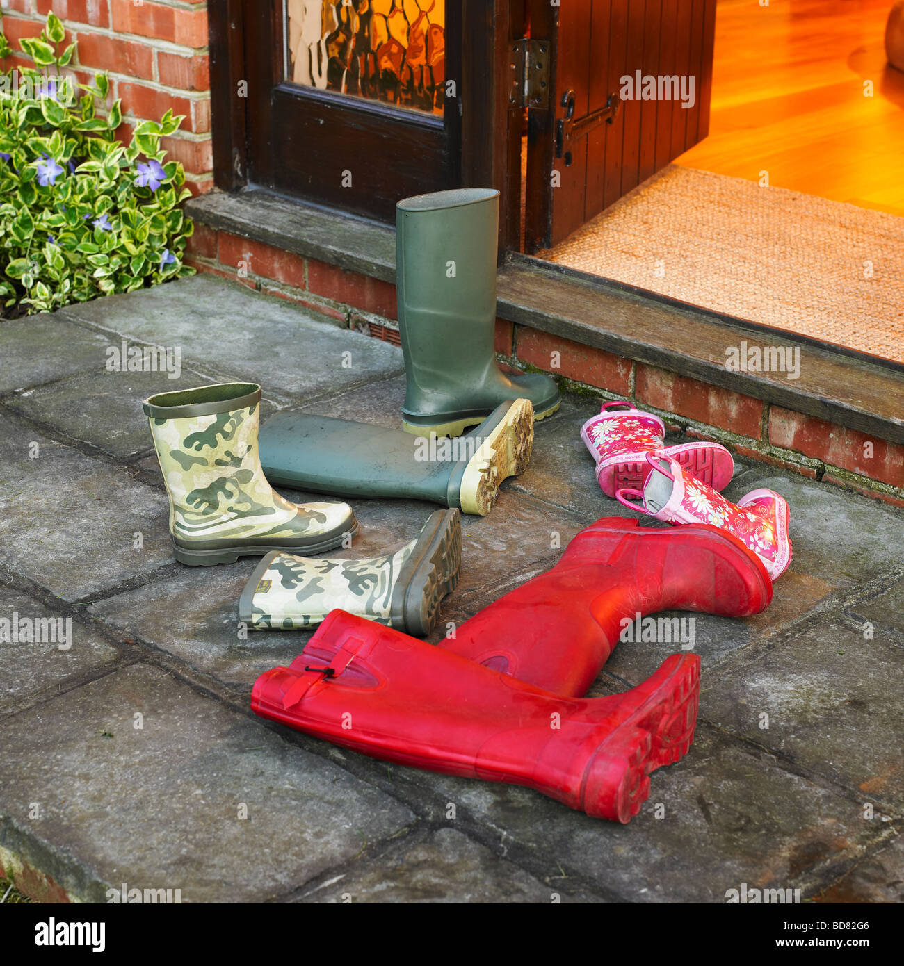 Eile zu Hause, ein Familien Wellington Boots links direkt vor der Haustür. Stockfoto