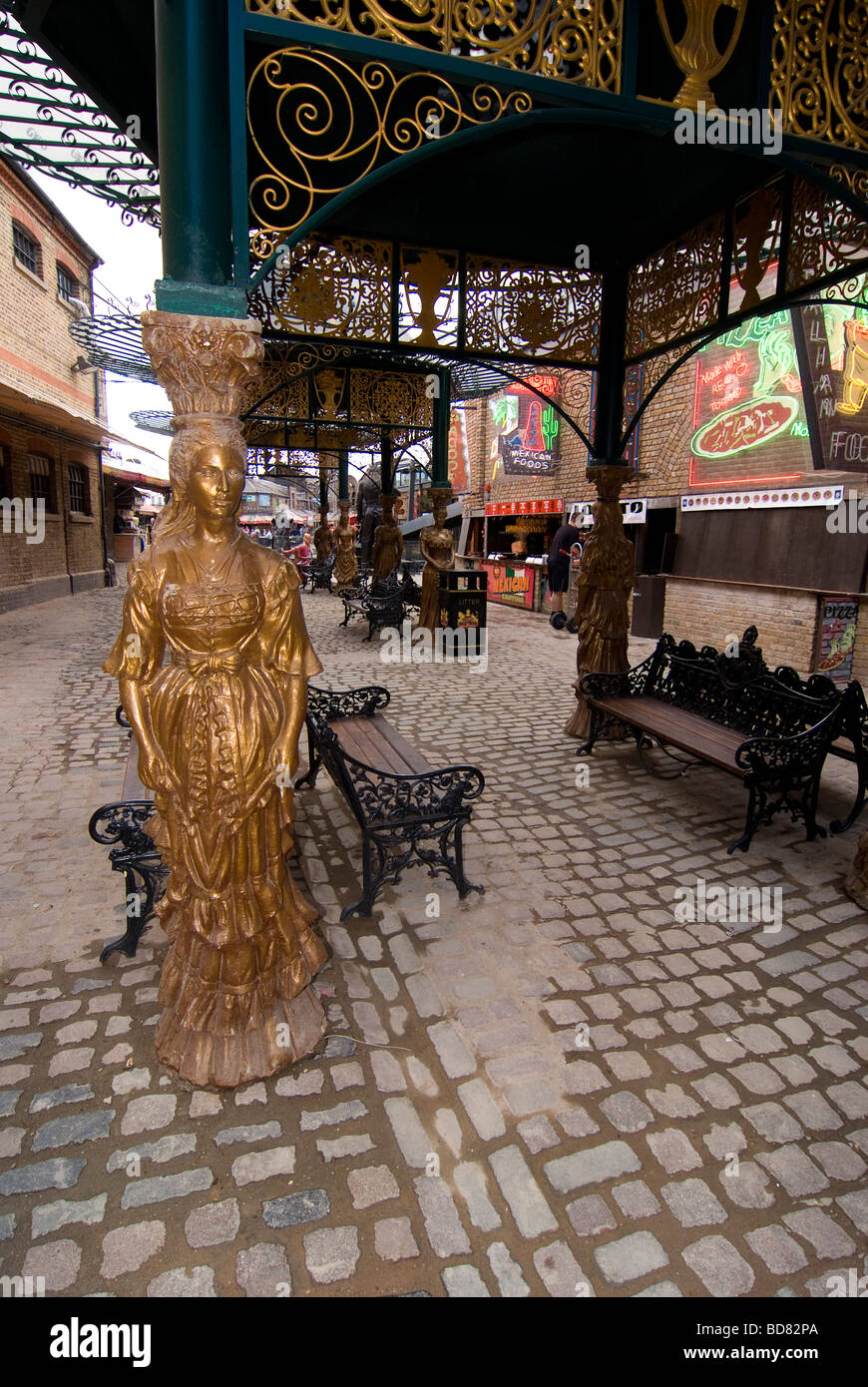 weibliche Statue unterstützen verzierten Metall überdachten Unterstand in Camden market London england Stockfoto