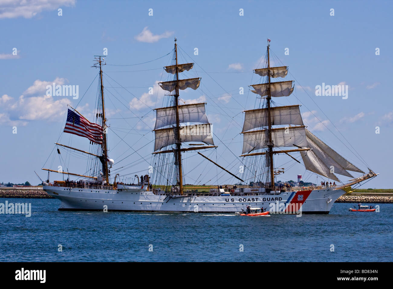 Segeln Sie Boston 2009.  United States Coast Guard Viermastbark "Adler" Segeln im Hafen von Boston. Stockfoto