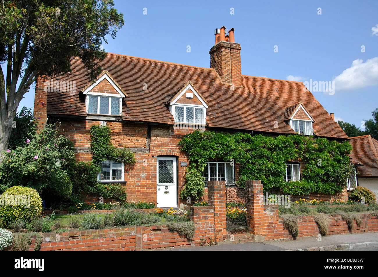 Traditionelle Backsteinhäuser, Thames Street, Sonning, Berkshire, England, Vereinigtes Königreich Stockfoto