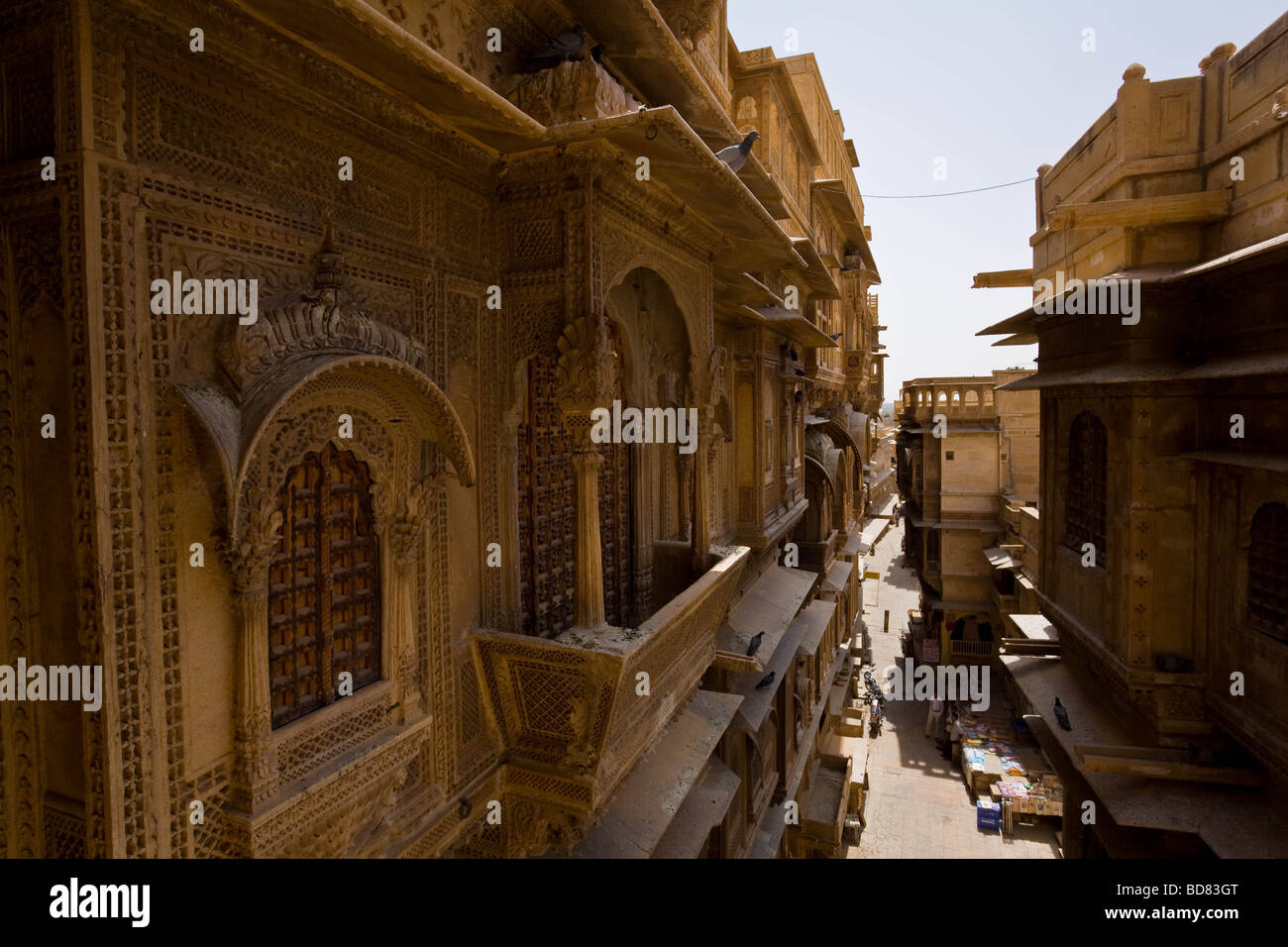 Eine schmale Gasse außerhalb der herrlich geschnitzten Patwon Ki Haveli in Jaisalmer Stockfoto