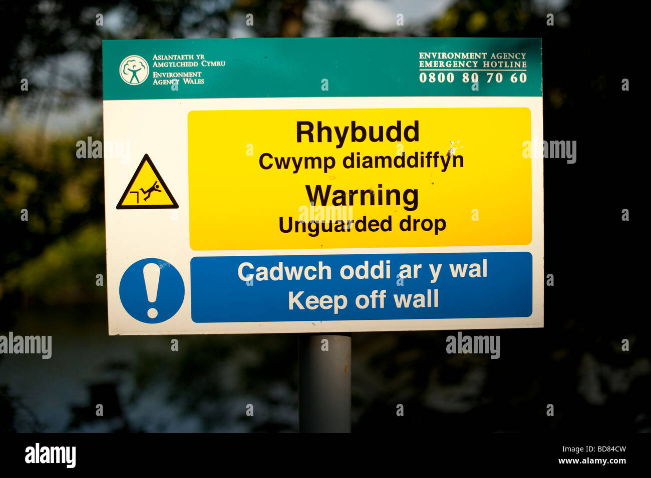 Zweisprachige walisische englische Zeichen Warnung des unbewachten Tropfen von der Umwelt Agentur Wales ausgestellt Stockfoto