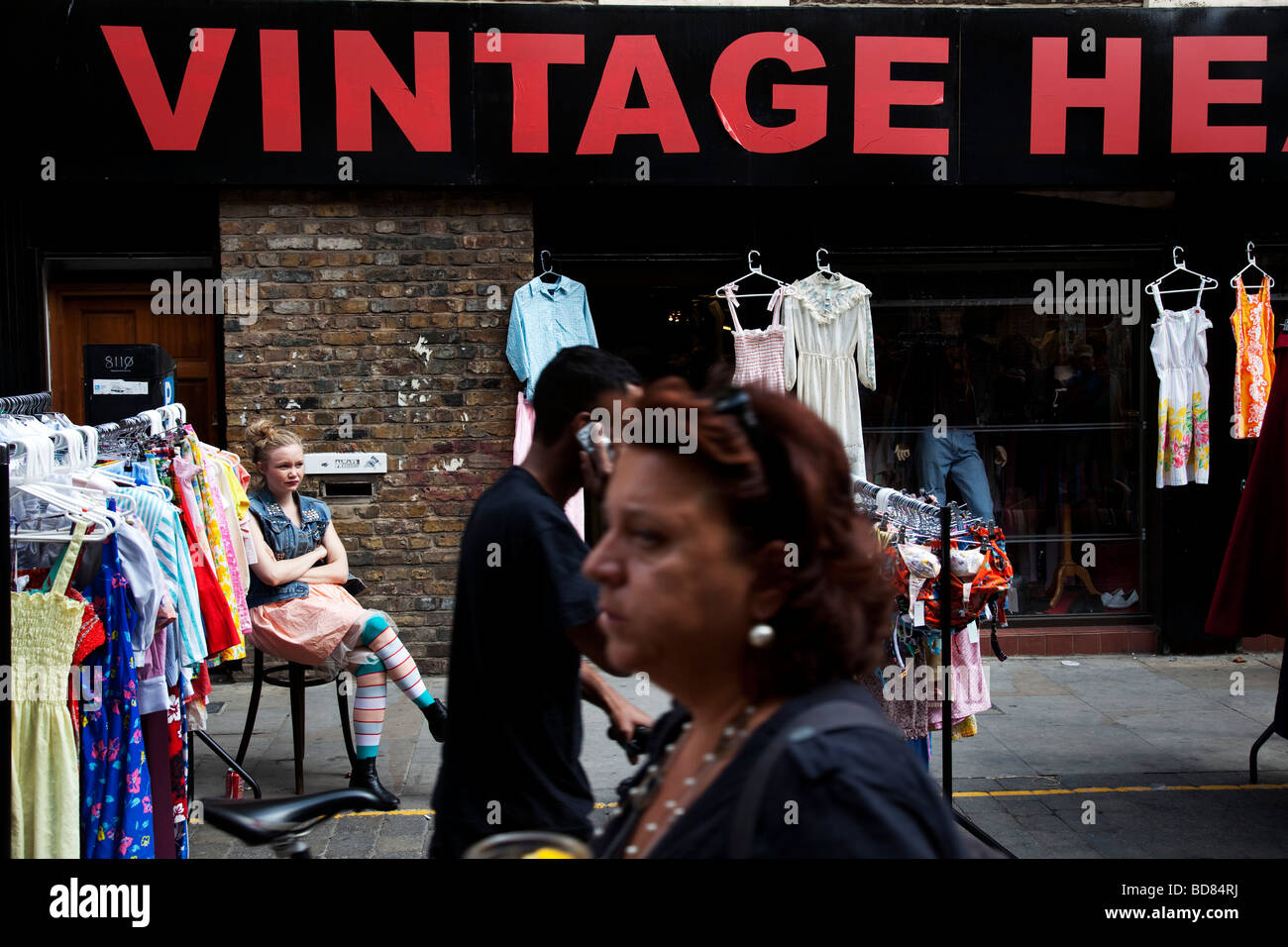 Vintage-Kleidung-Shop im Brick Lane Sonntag Markt. Diese sind bekannt für es Second Hand Kleidung Geschäfte und Straßenverkäufer. Stockfoto