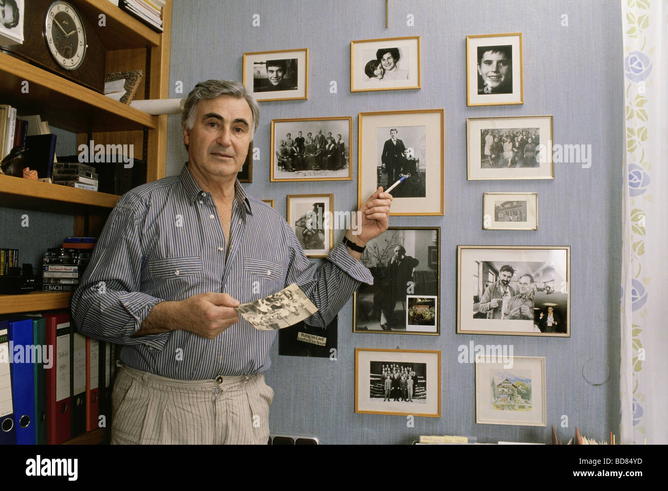 Vogler, Karl-Michael, 28.8.1928 - 9.6.2009, deutscher Schauspieler, halbe Länge, daheim, Murnau, Bayern, Ende der 1980er Jahre, Stockfoto