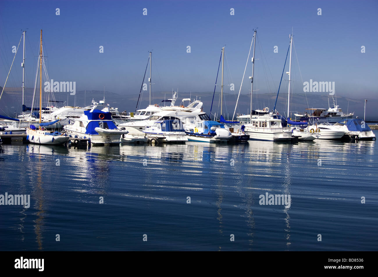 Blaue nebligen Morgen Blick auf Luxus-Yachten vor Anker in einem Hafen von Plymouth Stockfoto