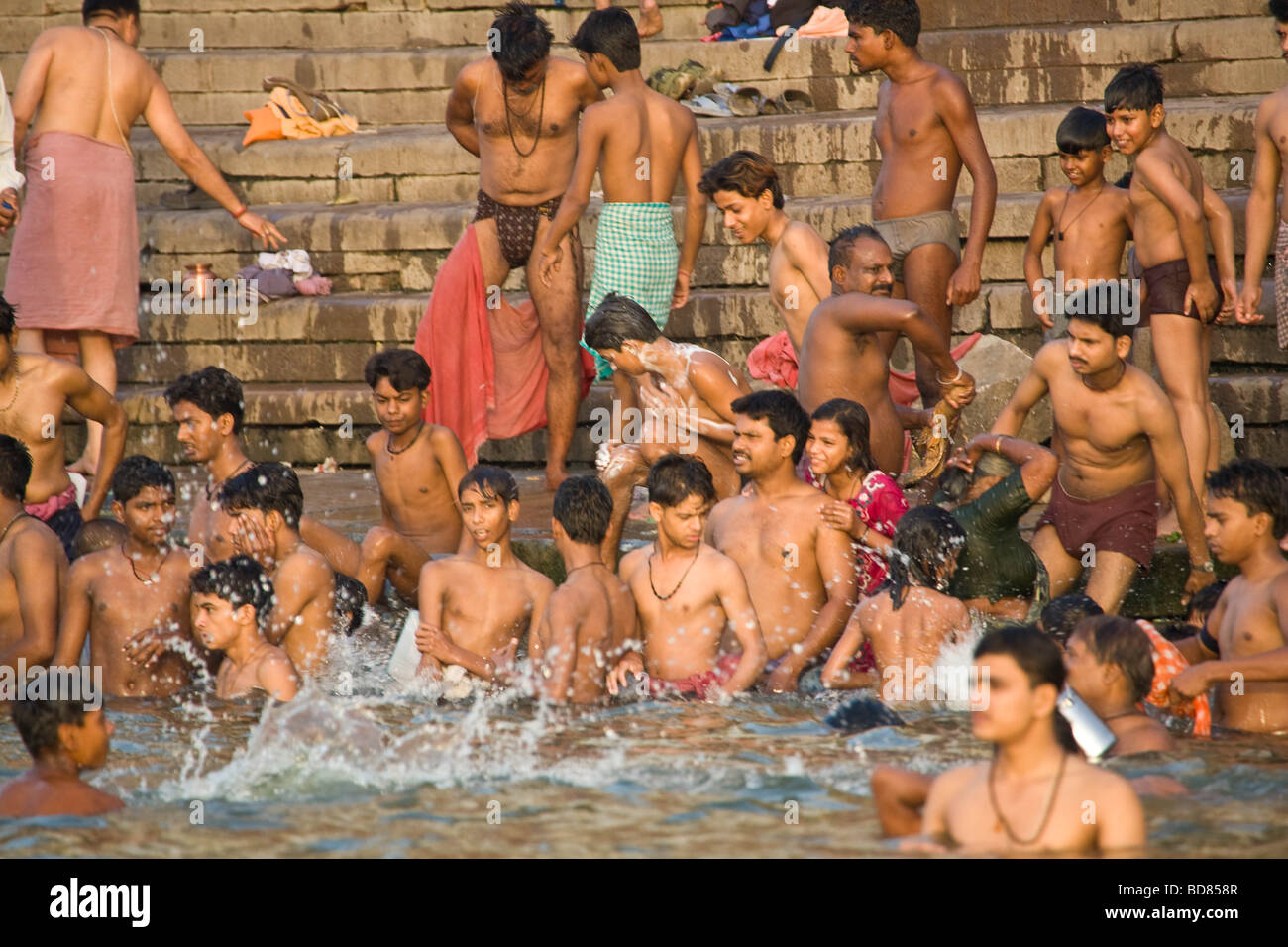 Massen von Menschen Baden in den verschmutzten Ganges in den frühen Morgenstunden von Varanasi Stockfoto