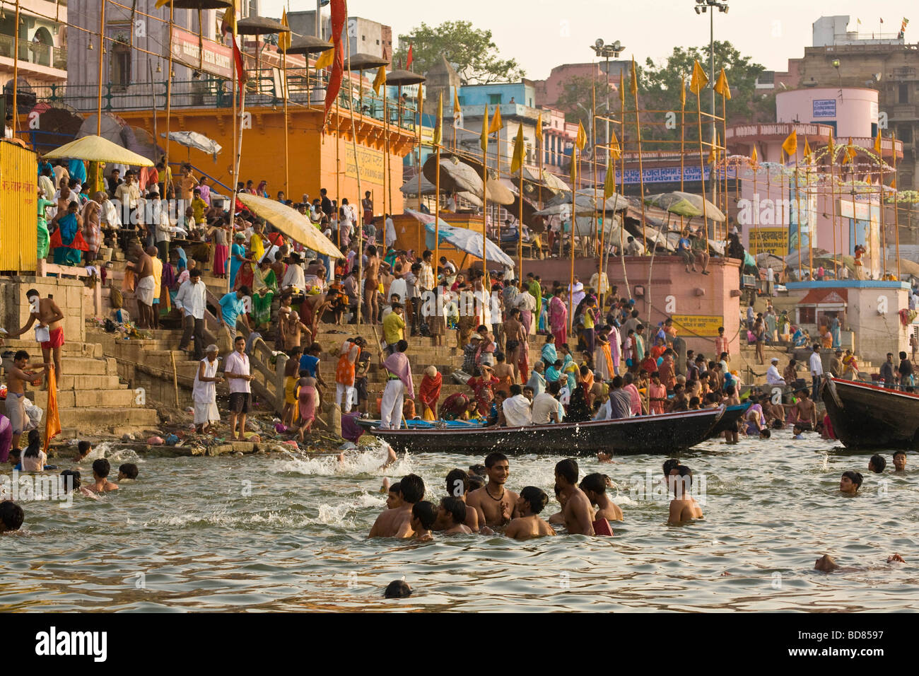 Massen von Menschen Baden in den verschmutzten Ganges in den frühen Morgenstunden von Varanasi Stockfoto
