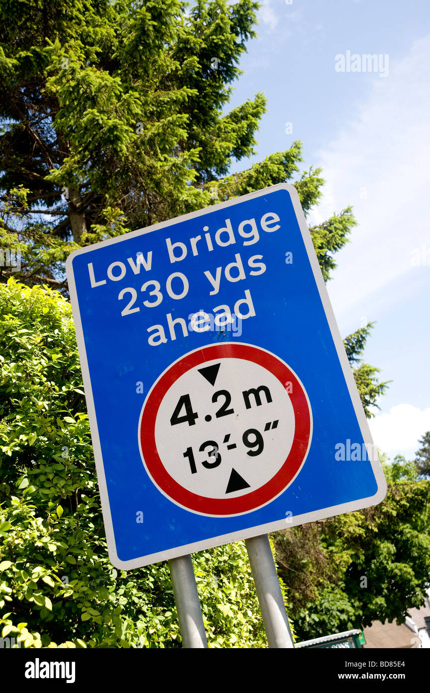 Ein Zeichen zufolge für den entgegenkommenden Verkehr gibt es eine niedrige Brücke 230 Yards voran in Großbritannien Stockfoto