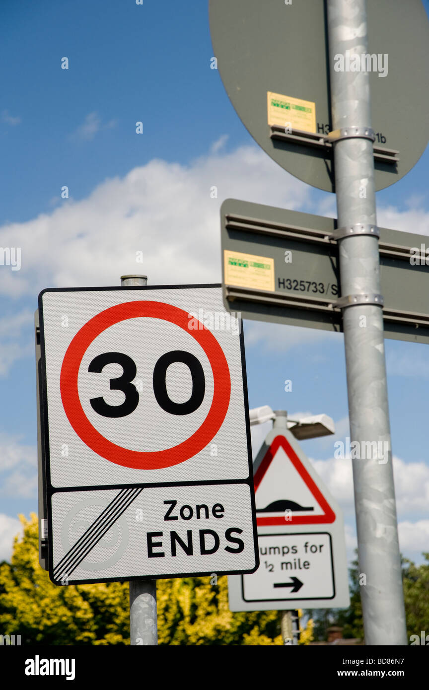 Mehrere Verkehrszeichen zeigen, dass Verkehr ein 30 km/h und Maßnahmen zur Verkehrsberuhigung Eingabe Stockfoto