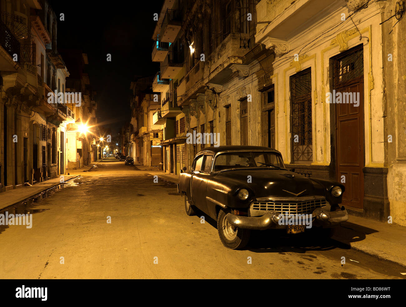 Ein amerikanisches historischen Auto in den Straßen von Havanna Kuba mit seinen alten beleuchteten Häusern gesehen in der Nacht vom 28. Februar 2009. Stockfoto