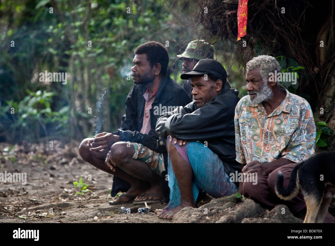 Eine Gruppe von einheimischen Männer sitzen auf dem Boden während einer Dorfhochzeit auf der Insel Tanna, Vanuatu Stockfoto