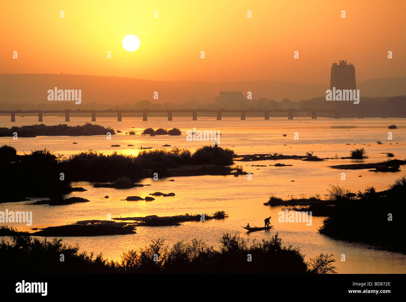 Elk150 1212-Mali Bamako-Niger-Flusses mit BCEAO Bank Tower bei Sonnenuntergang Stockfoto