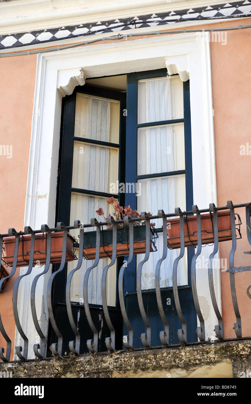 Taormina-Balkon und Türen Stockfoto