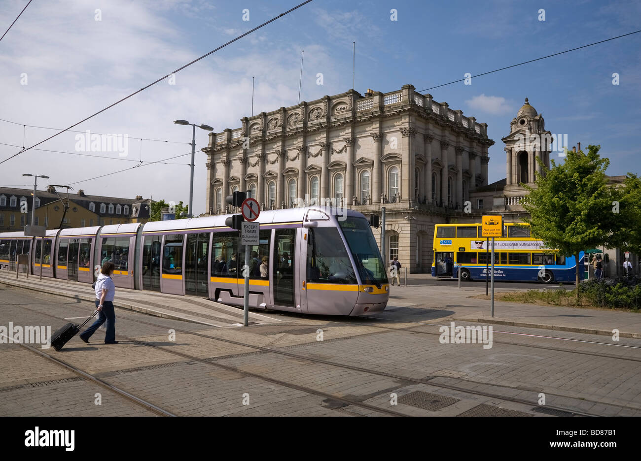 LUAS Tram vor Irlands Hauptbahnhof Bahnhof Heuston station eröffnet 1846, Stadt Dublin, Irland Stockfoto