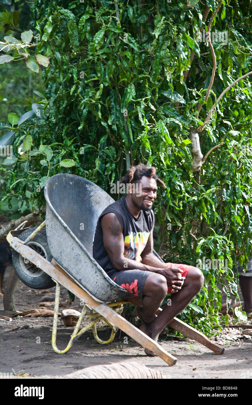 Ein Mann mit einer Schubkarre als provisorischen Sitz während einer Zeremonie auf Tanna, Vanuatu Stockfoto