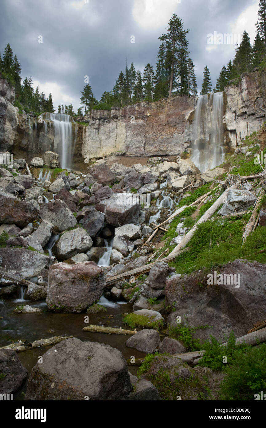 Stimmungsvolle Himmel über Paulina Creek Falls in Newberry National Volcanic Monument Oregon Stockfoto