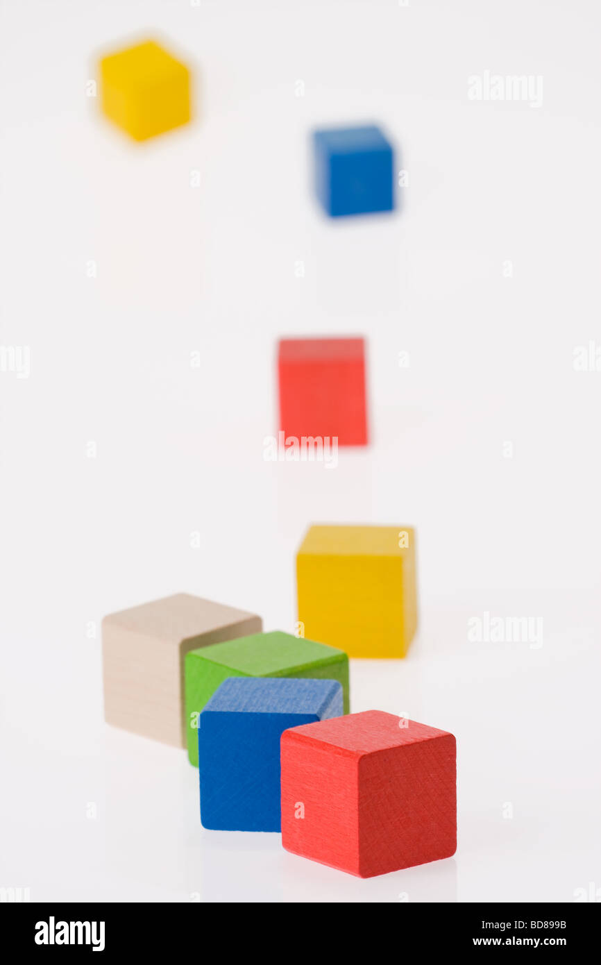 Holzspielzeug-Blöcke auf weißem Hintergrund Stockfoto