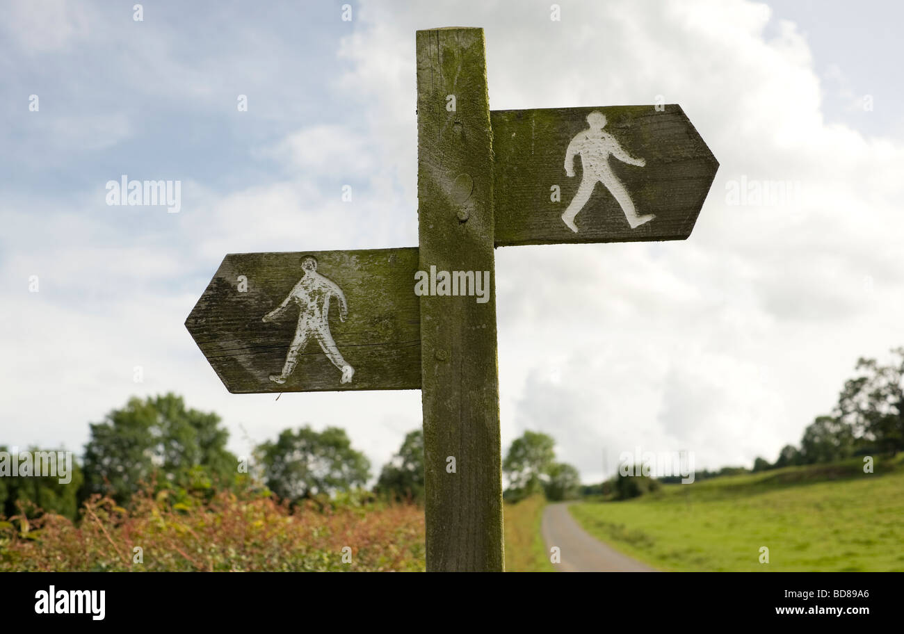 Ein Wegweiser für Wanderer auf dem Fußweg Cotswold Way in Gloucestershire, England UK Stockfoto