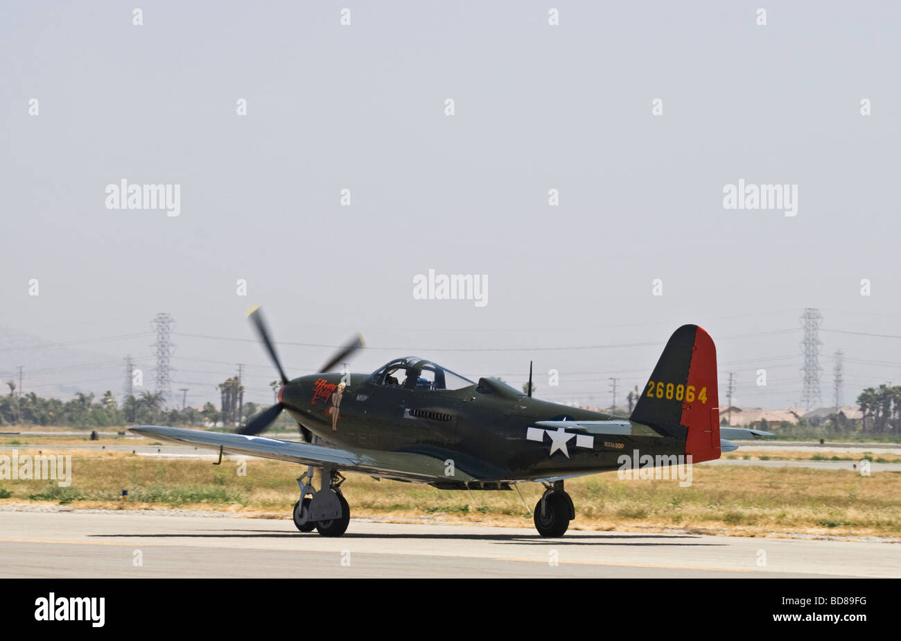Ein P-63 Kingcobra taxis nach dem Flug bei einer Flugschau auf dem Laufsteg. Stockfoto