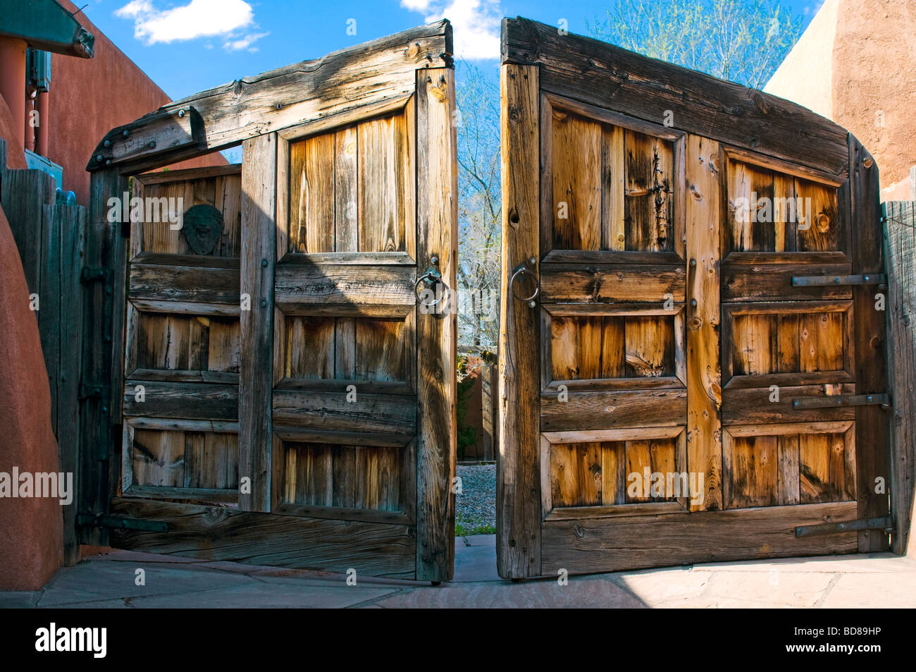 Großen Holztor Tür in Santa Fe NM Stockfoto