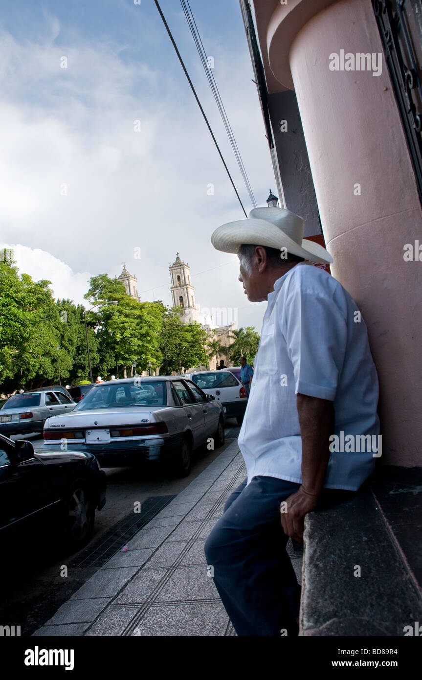 Eine Mann liegt im Schatten in der Stadt Valladolid, Mexiko Stockfoto