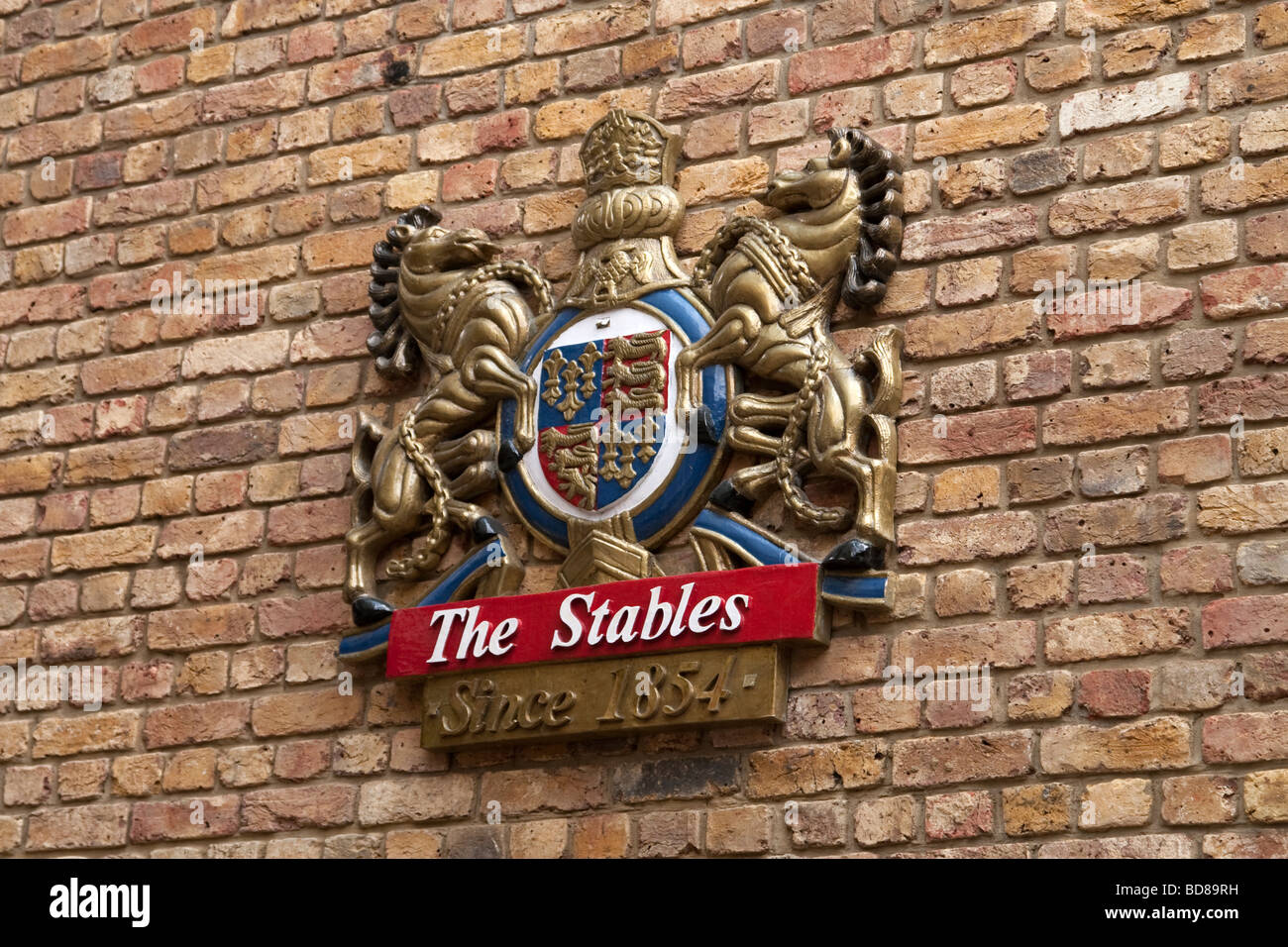 Wappen im neu renovierten Teil des Stables Market, Camden Stockfoto