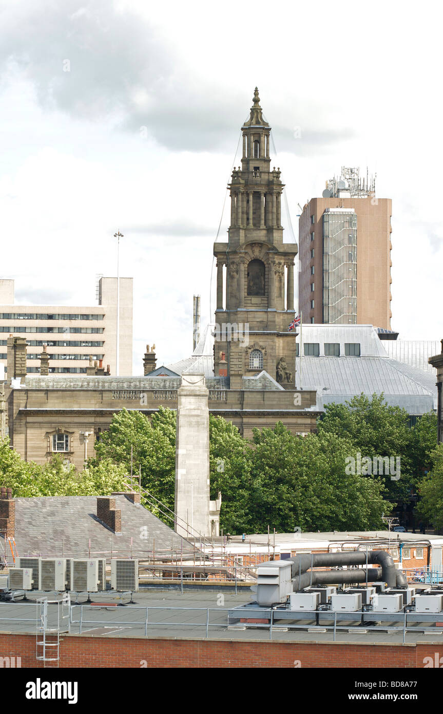 Gerichte und Kenotaph auf dem Flag Market in Preston, Lancashire, Großbritannien Stockfoto