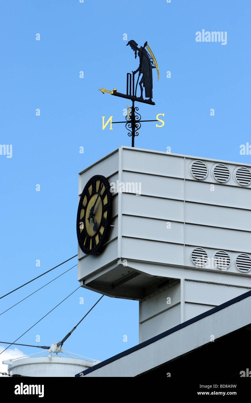 Die Wetterfahne und die Uhr in Lord's Cricket Ground namens Old Father Time Stockfoto