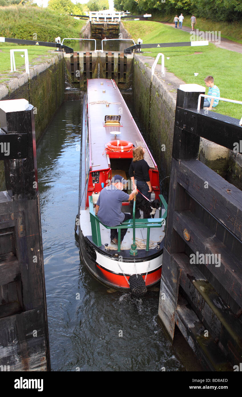 Narrowboat Kanalboot entlang der Kennet und Avon Kanal an die Caen Hill Locks in Wiltshire England Stockfoto