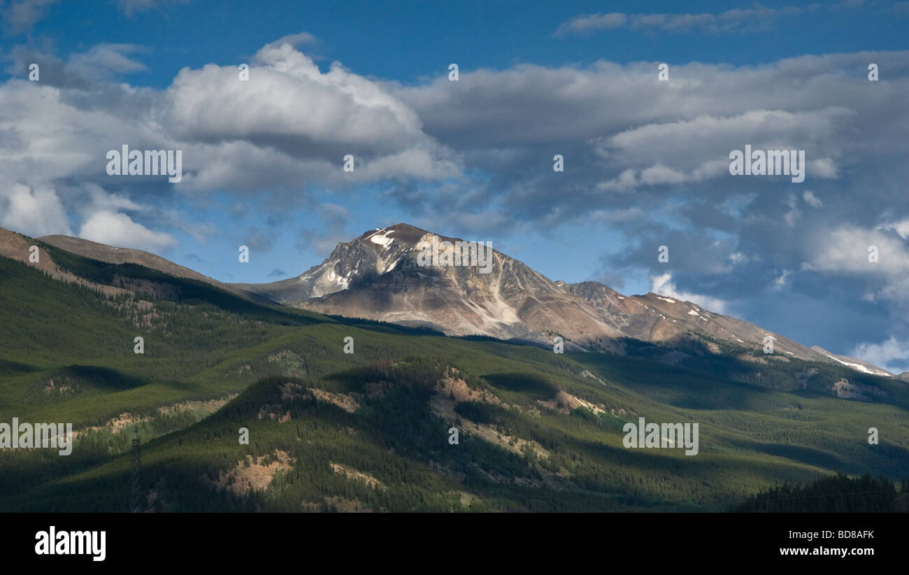 Sonnenbeschienenen Berggipfel im Jasper National Park Stockfoto