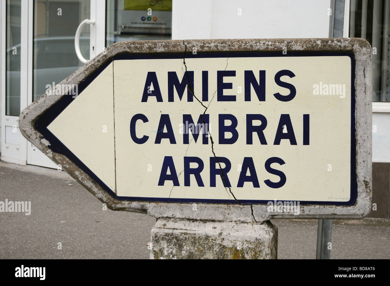 Verkehrszeichen für Weltkrieg ein Städte Amiens Cambrai und Arras Stockfoto
