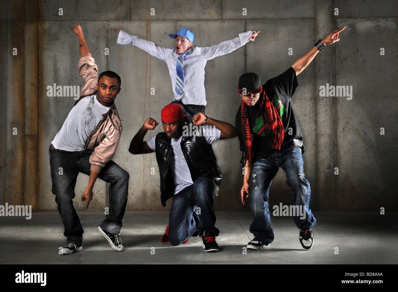 Hip Hop Männer tanzen über Grunge Hintergrund Stockfoto
