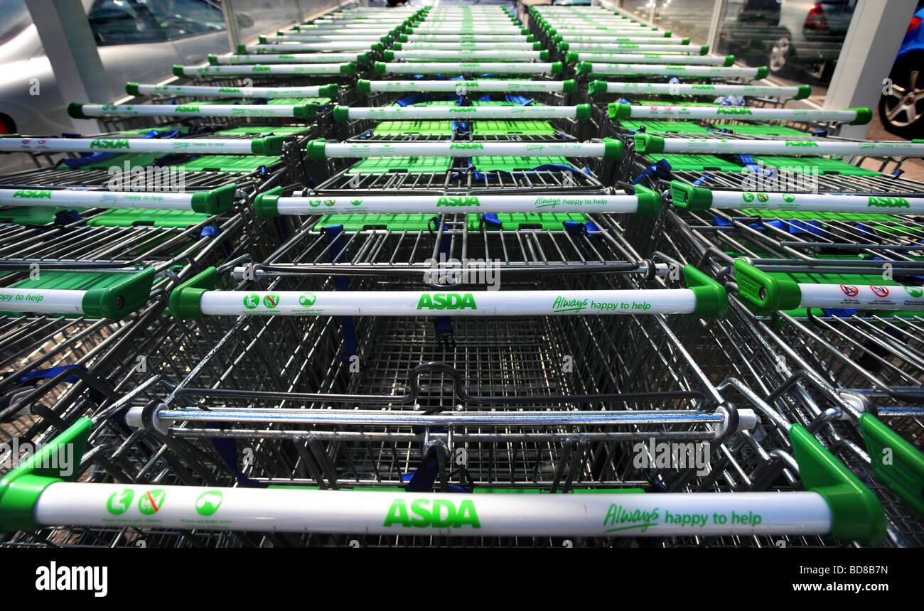 Reihe von Asda Trollies auf eines ihrer Brighton speichert Stockfoto