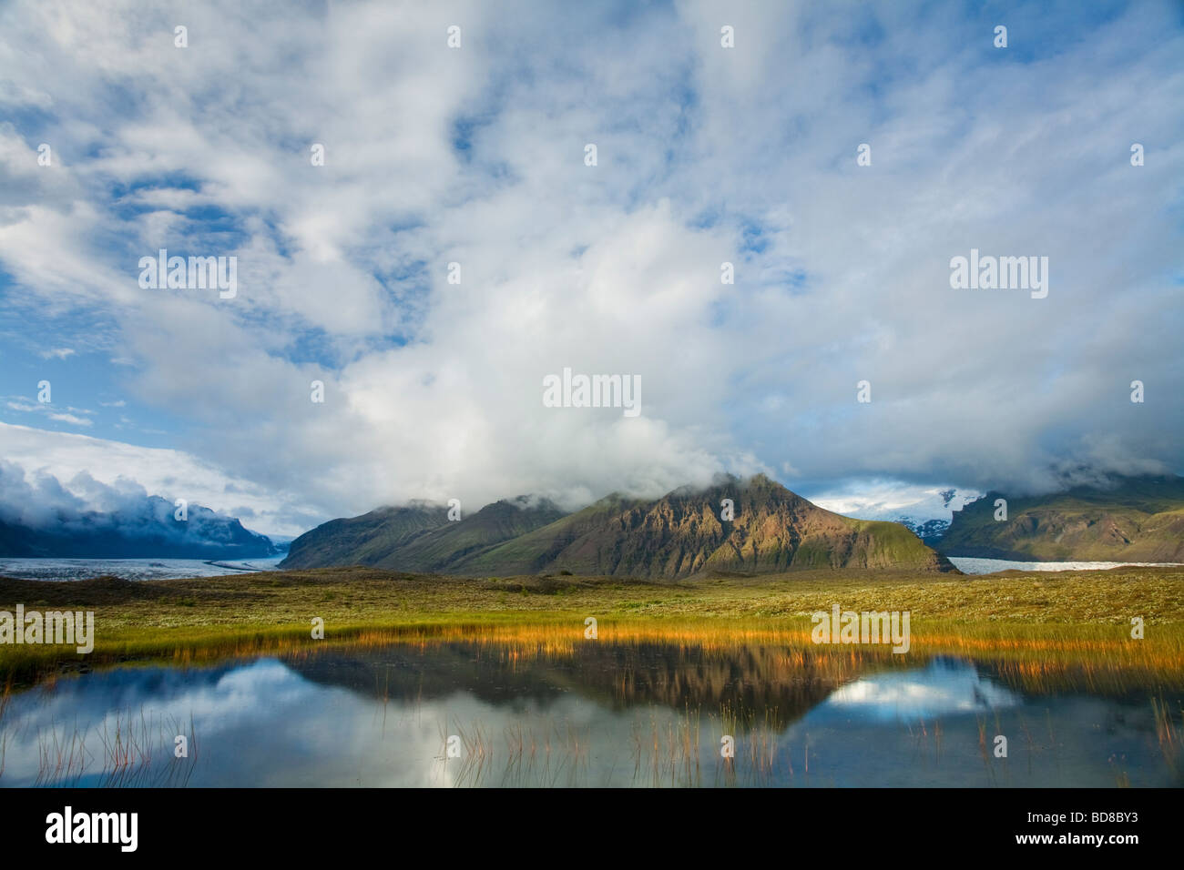 Island Reflexion Berge Südküste, Island Stockfoto