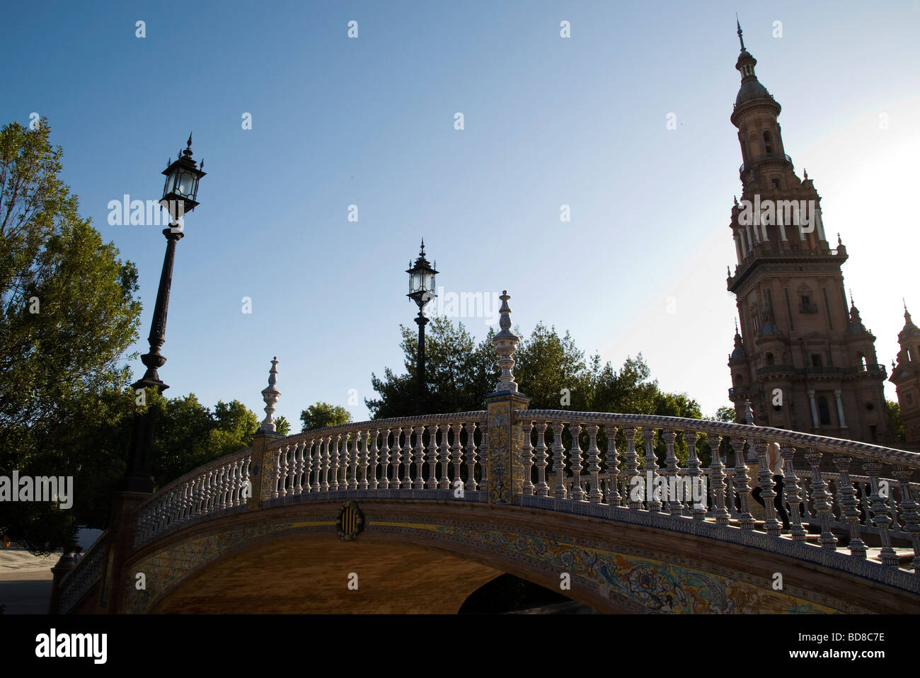 übertrieben Weitwinkeleinstellung des Plaza de España in Sevilla mit einer Brücke und schiefen Turm und Straße Lampen Stockfoto