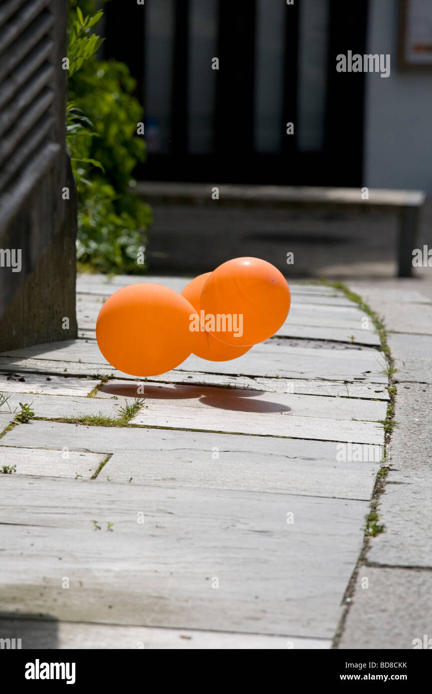 Orange Ballons schweben über Straße Liberaldemokraten Farben symbolisch treiben Stockfoto