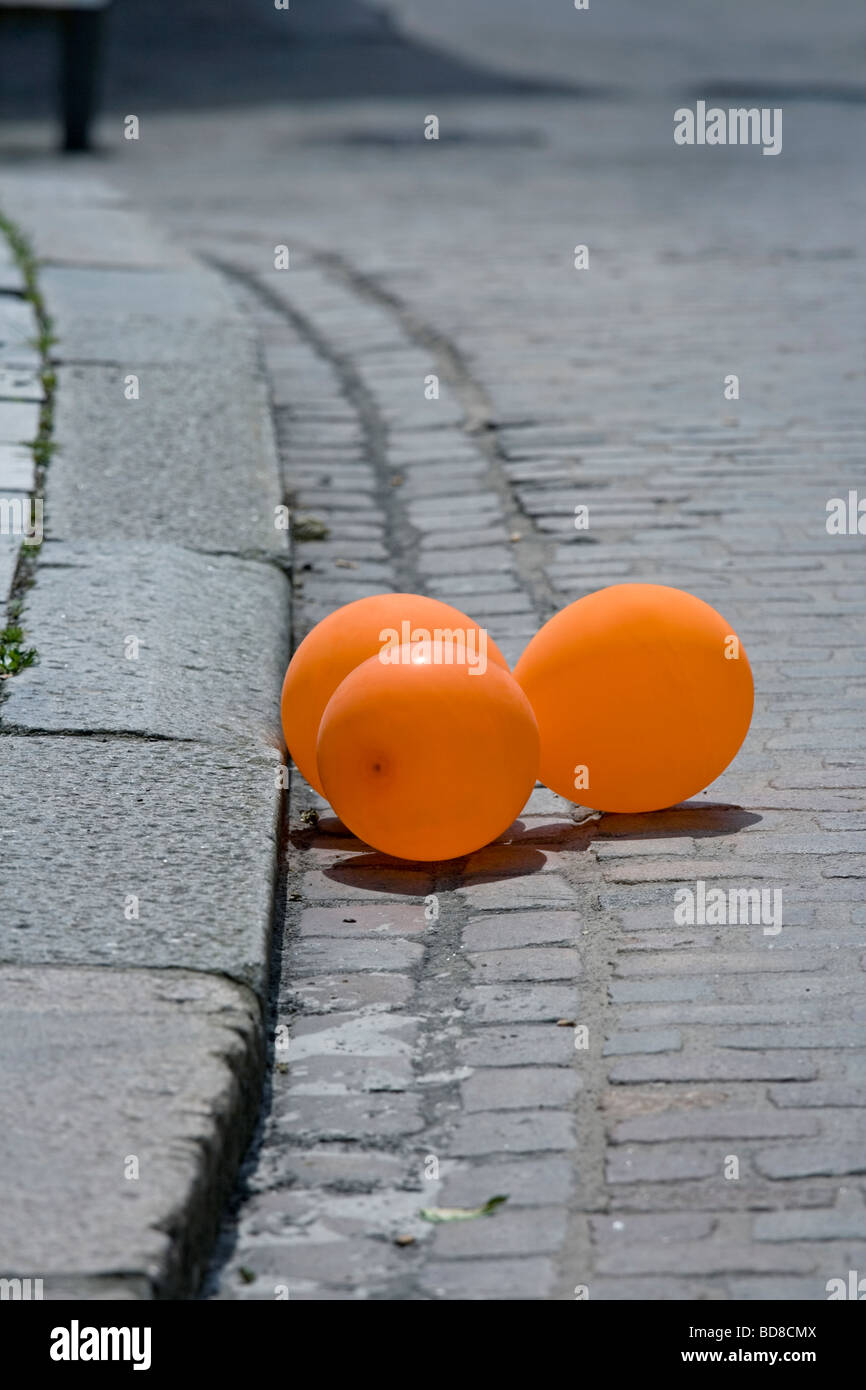 Orange Ballons in Gosse Liberaldemokraten Farben symbolisch treiben Stockfoto