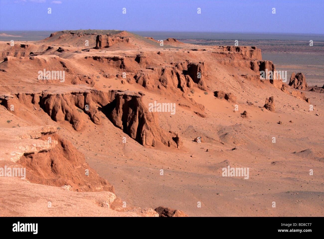 Panorama von der roten Erde Bayanzag flammenden Klippen, aka Dinosaurier Friedhof, Wüste Gobi, Mongolei Stockfoto