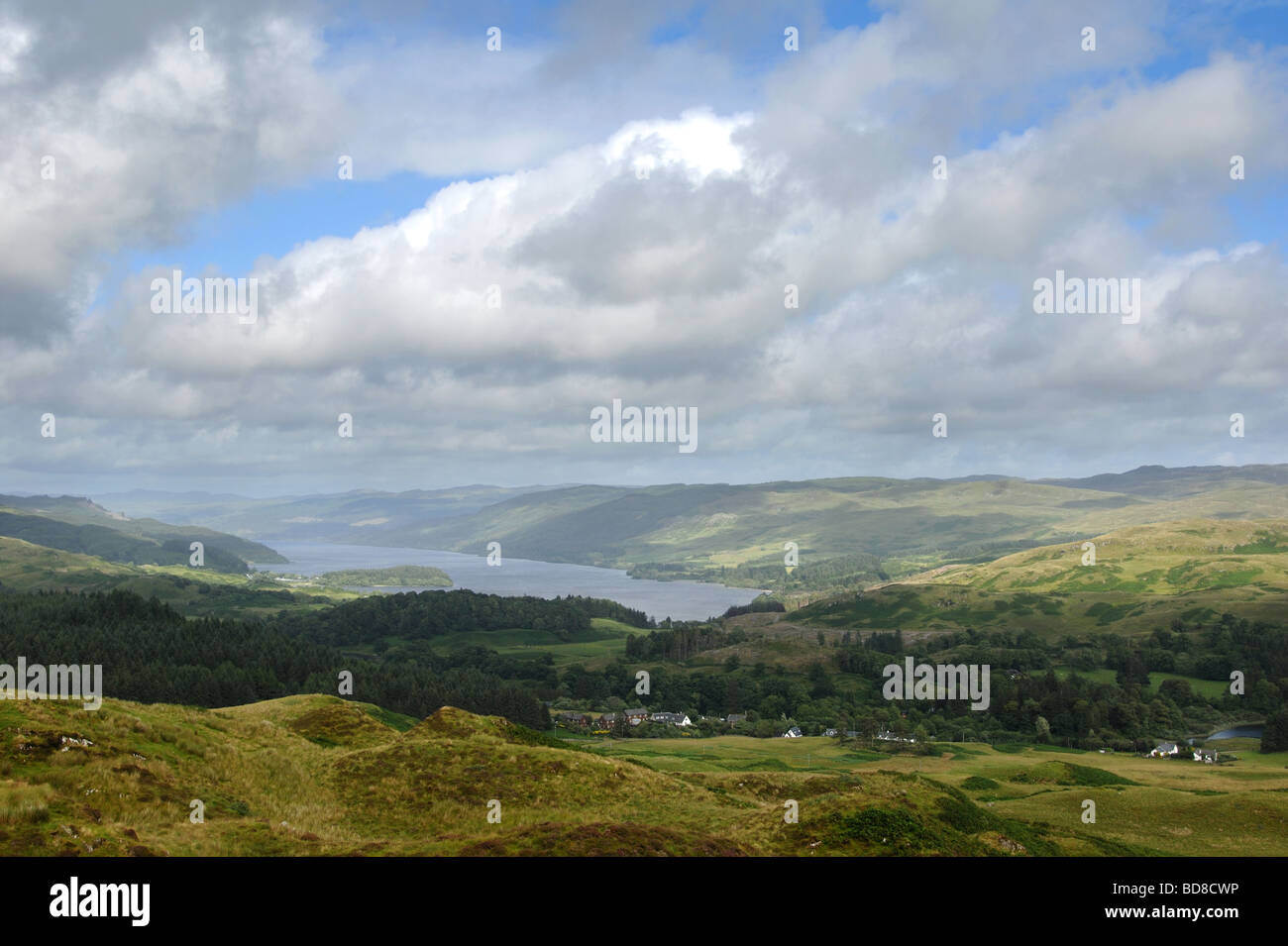 Blick auf Loch Awe vom westlichen Ende mit dem Dorf von Ford in den Vordergrund Argyle und Bute Schottland Stockfoto