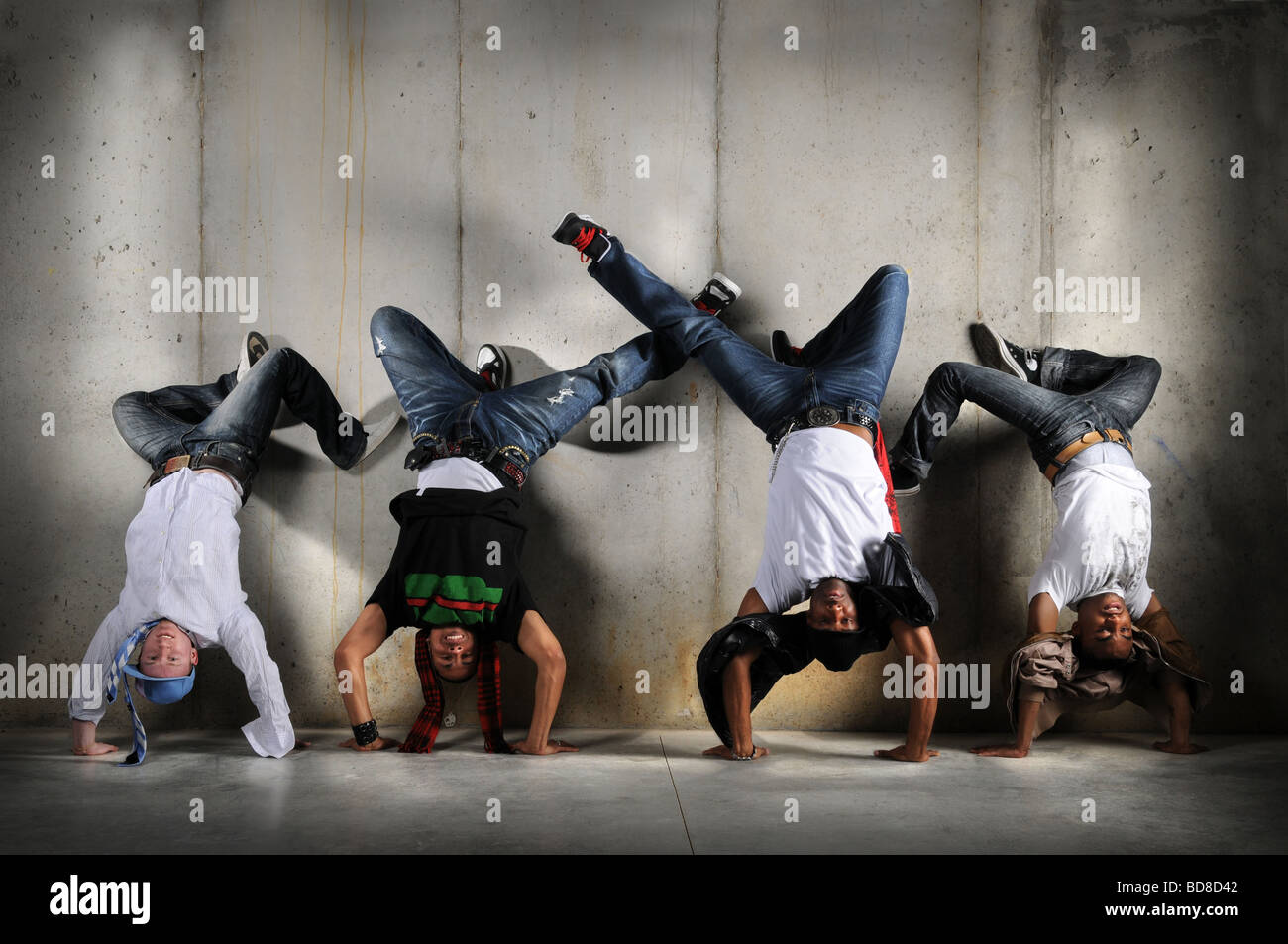 Hip Hop Männer Durchführung Tanz mit Handstand über Grunge Hintergrund Stockfoto