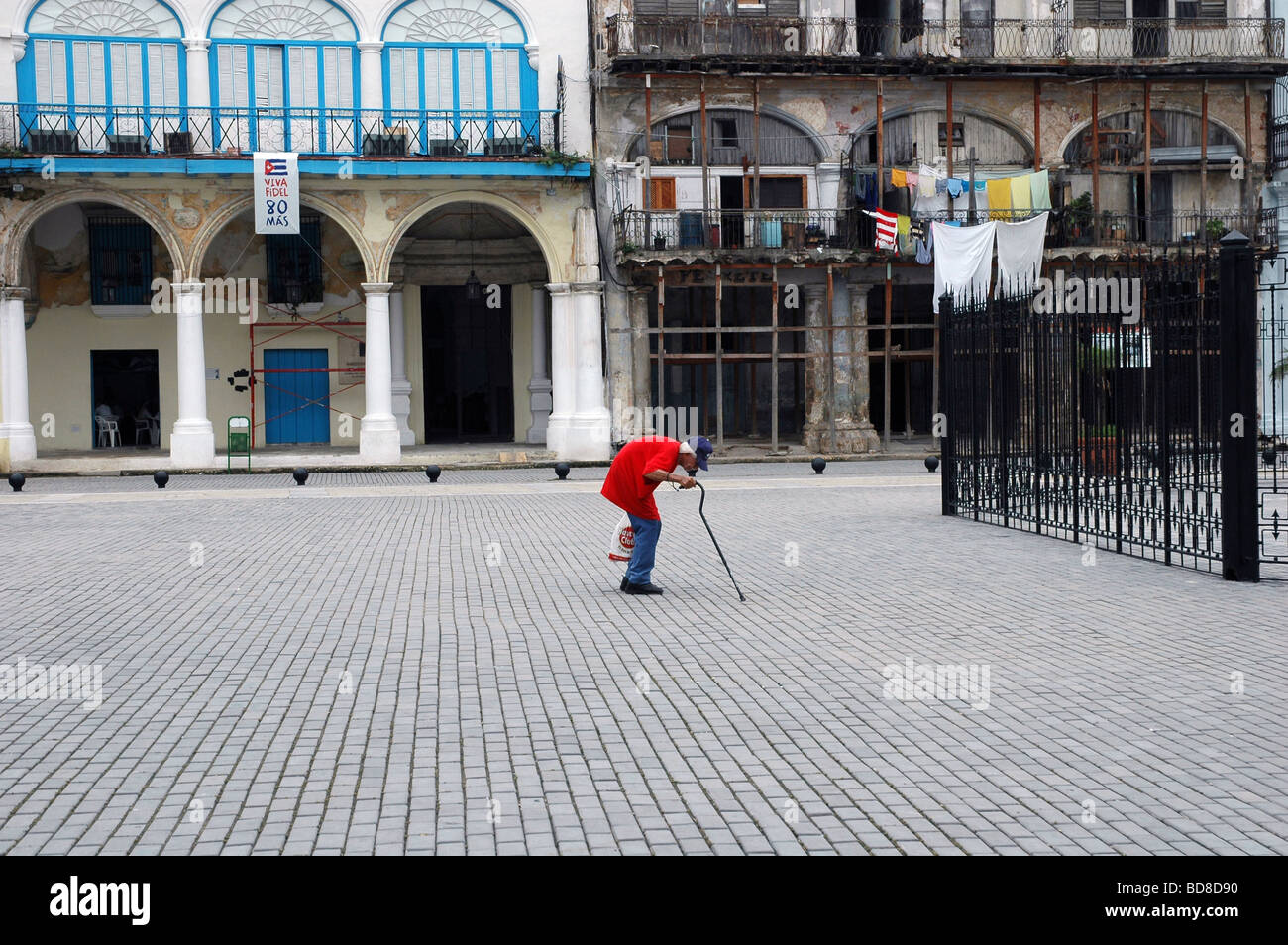 Glöckner in Alt-Havanna mit dem Geburtstagsbanner von Fidel Castros 80. Geburtstag Wandern Stockfoto