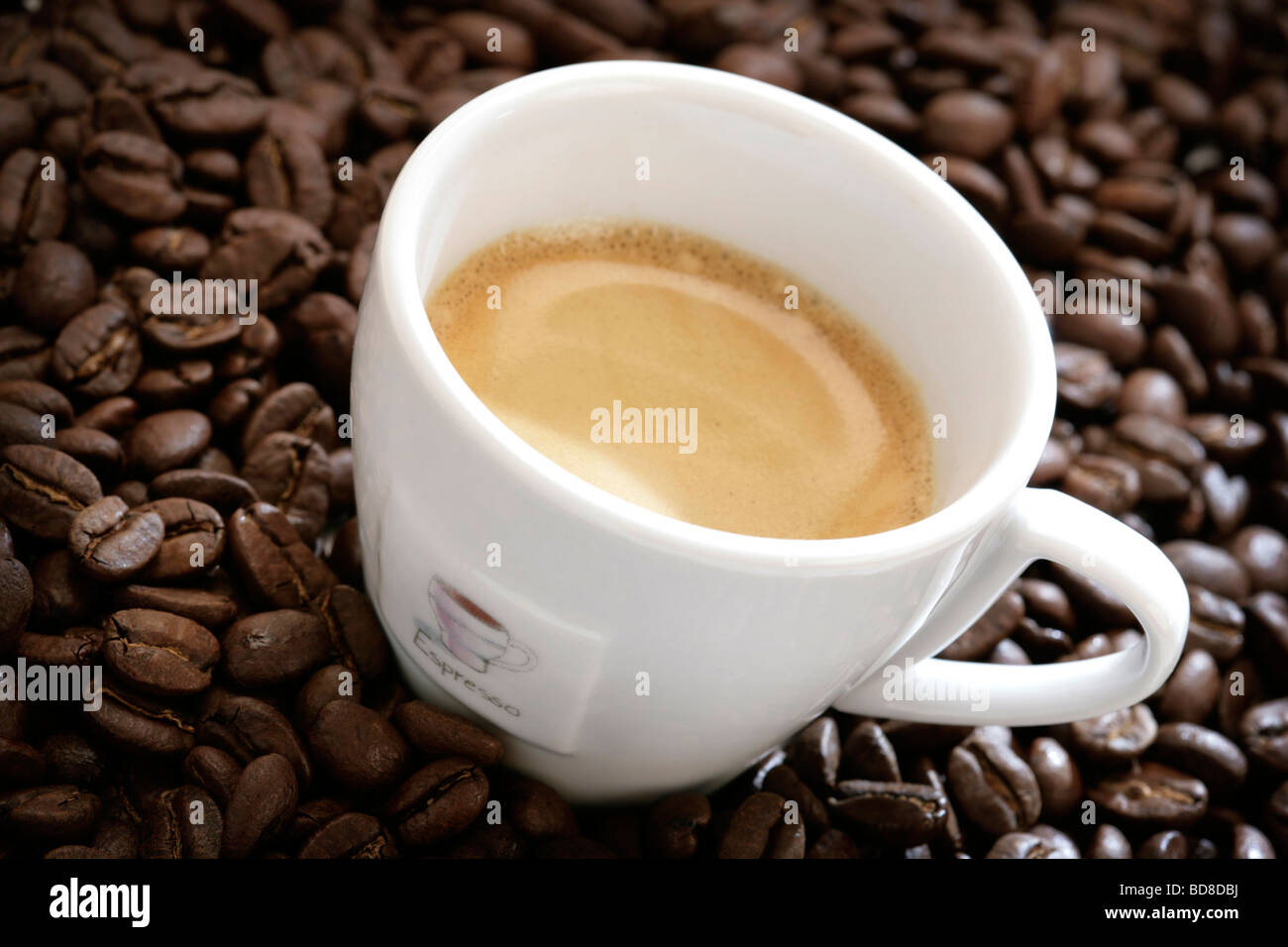 Espresso-Tasse mit Kaffeebohnen in Nahaufnahme Stockfoto