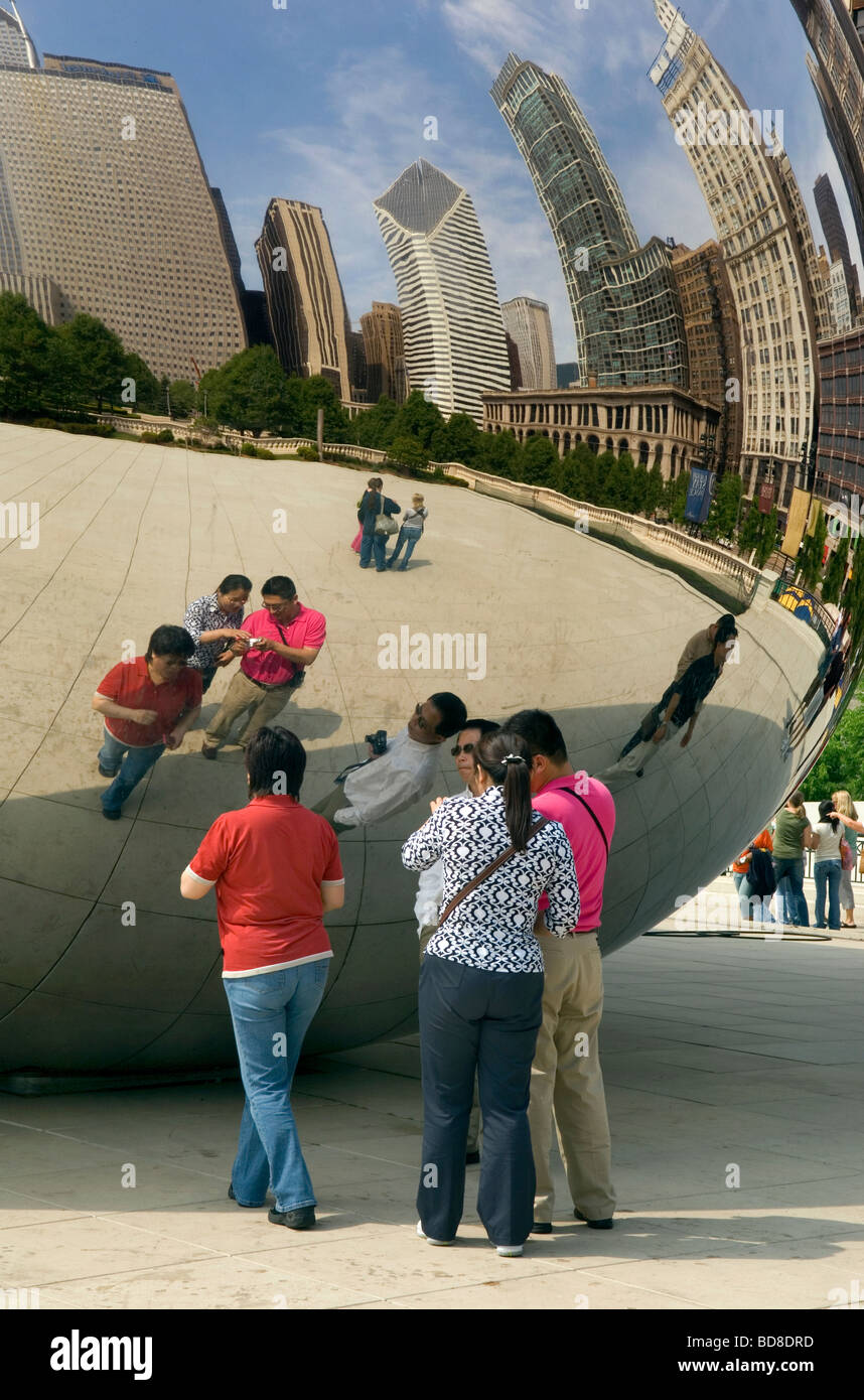Skyline von Chicago spiegelt sich in der Skulptur Cloud Gate Stockfoto